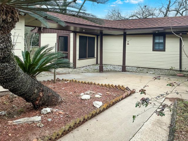 203 Old Angleton Road, Lake Jackson, TX 77566