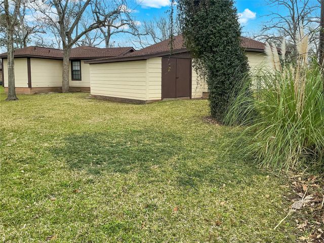 203 Old Angleton Road, Lake Jackson, TX 77566