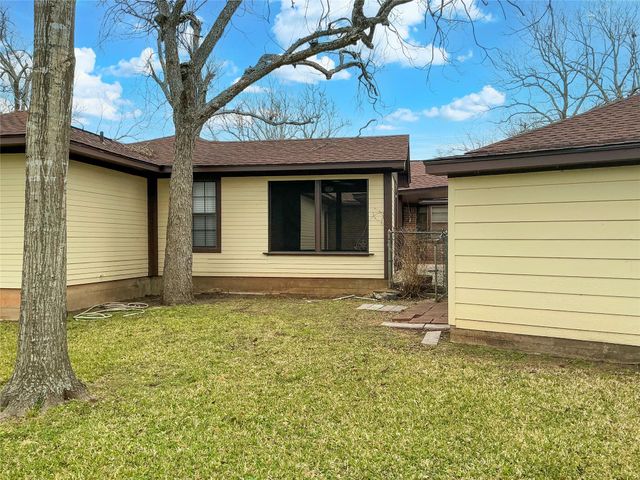 203 Old Angleton Road, Lake Jackson, TX 77566