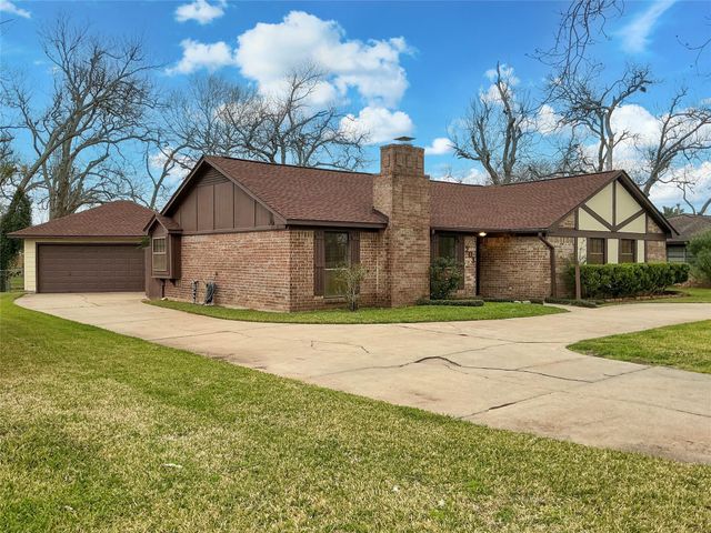 203 Old Angleton Road, Lake Jackson, TX 77566