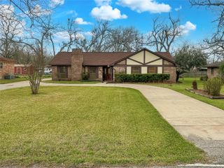 203 Old Angleton Road, Lake Jackson, TX 77566