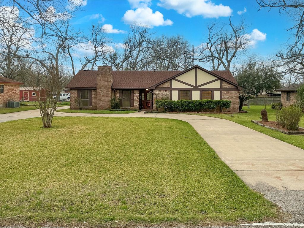 203 Old Angleton Road, Lake Jackson, TX 77566