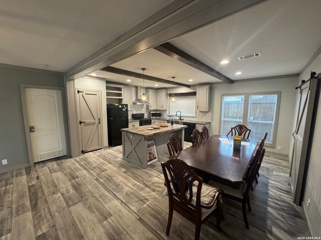 4406 Lost Hills Dr, Elmendorf, TX 78112