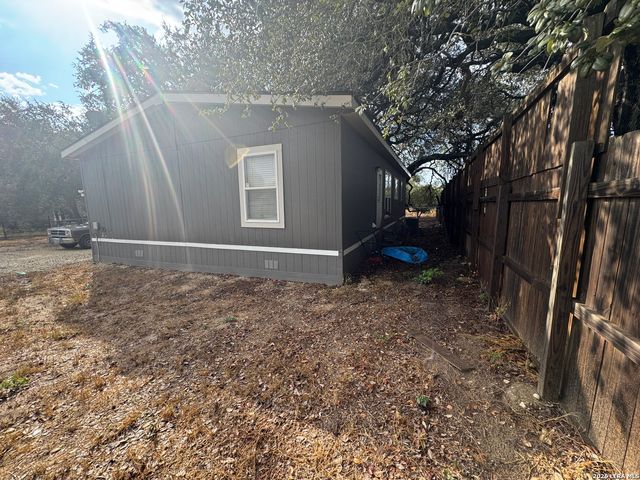 4406 Lost Hills Dr, Elmendorf, TX 78112