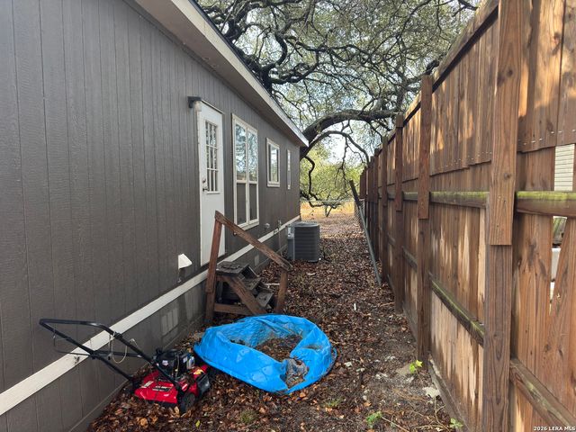 4406 Lost Hills Dr, Elmendorf, TX 78112