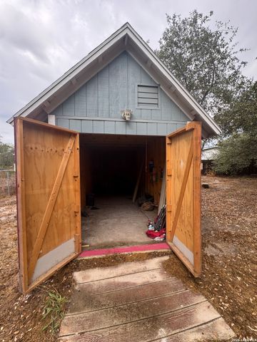 4406 Lost Hills Dr, Elmendorf, TX 78112