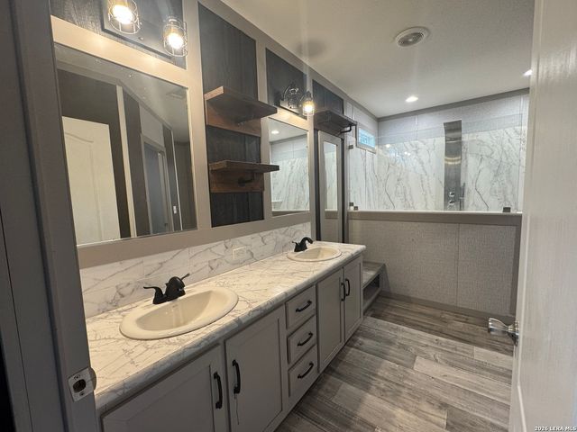 4406 Lost Hills Dr, Elmendorf, TX 78112