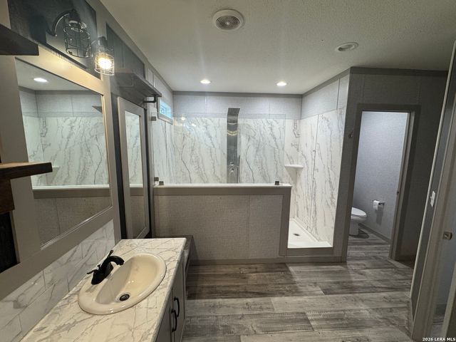 4406 Lost Hills Dr, Elmendorf, TX 78112