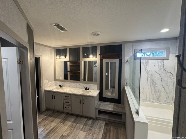 4406 Lost Hills Dr, Elmendorf, TX 78112