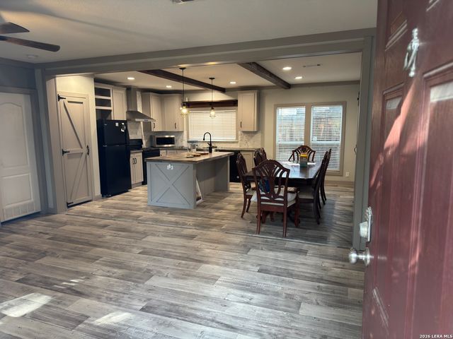 4406 Lost Hills Dr, Elmendorf, TX 78112