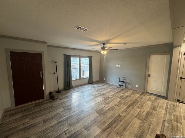 4406 Lost Hills Dr, Elmendorf, TX 78112