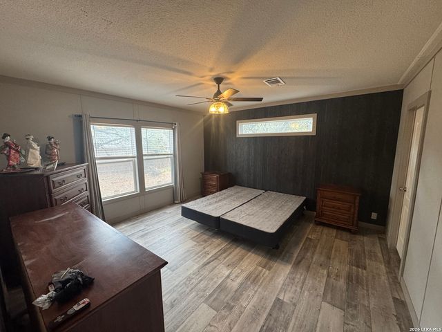 4406 Lost Hills Dr, Elmendorf, TX 78112