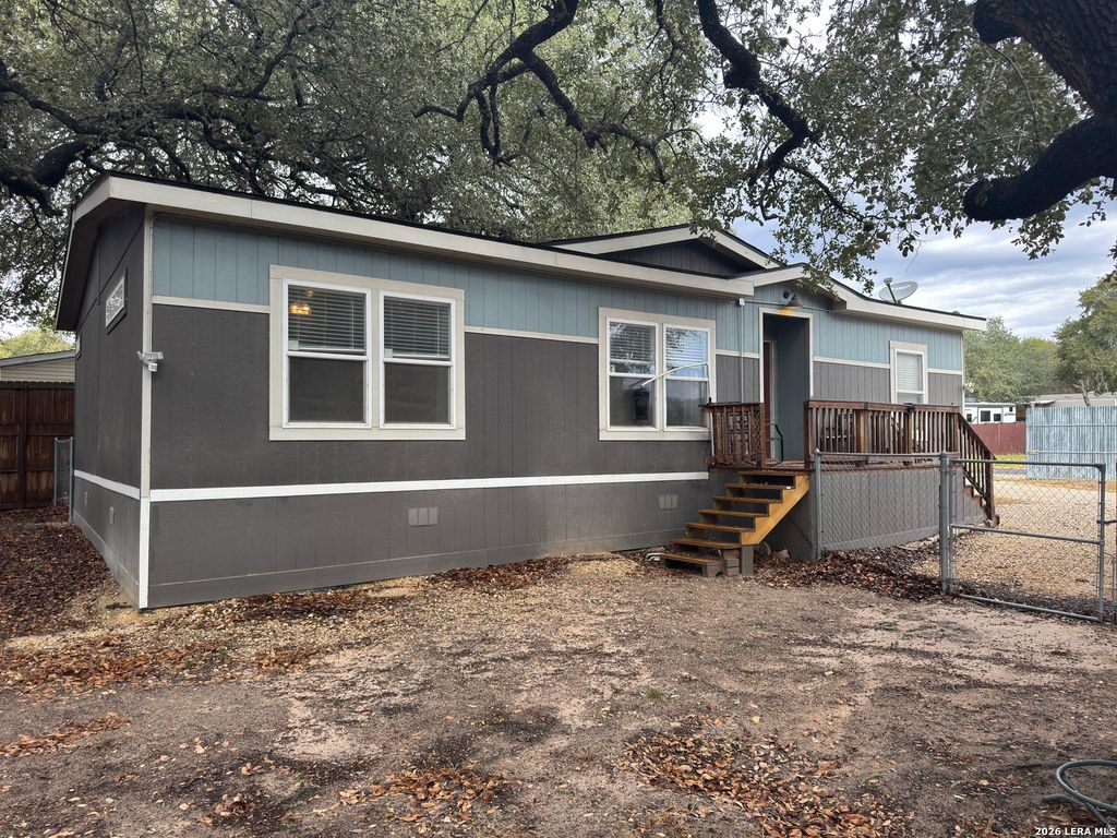 4406 Lost Hills Dr, Elmendorf, TX 78112