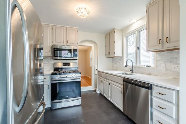 345 Colebourne Rd, Rochester, NY 14609