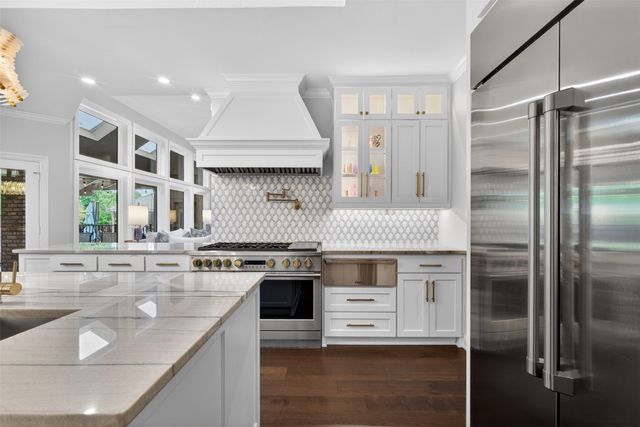 6011 Twin Coves Street, Dallas, TX 75248