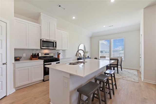 457 N Goose Xing, Farmington, AR 72730