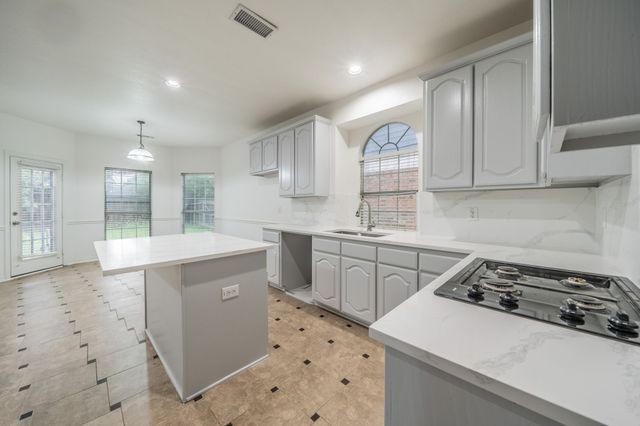 307 Dover Heights Trail, Mansfield, TX 76063