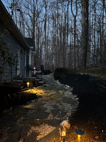 100 Waterside DR, Moneta, VA 24121