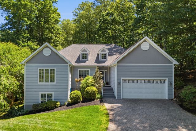 100 Waterside DR, Moneta, VA 24121