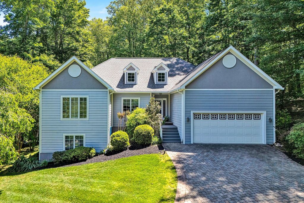100 Waterside DR, Moneta, VA 24121