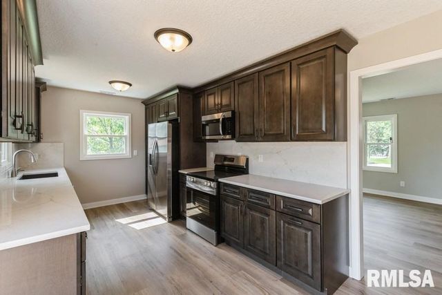 814 JONES Street, Le Claire, IA 52753