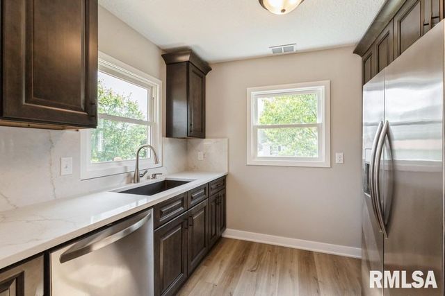 814 JONES Street, Le Claire, IA 52753