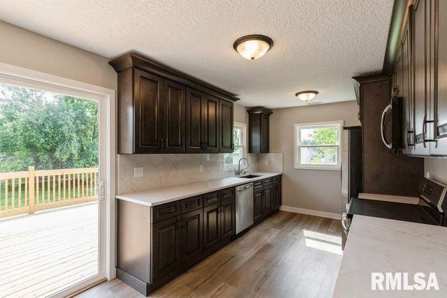 814 JONES Street, Le Claire, IA 52753