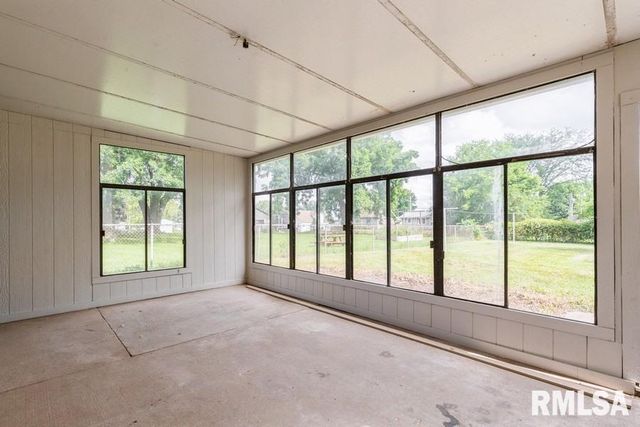 814 JONES Street, Le Claire, IA 52753