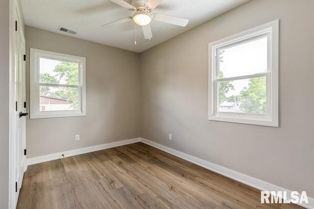 814 JONES Street, Le Claire, IA 52753