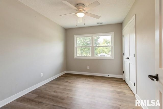 814 JONES Street, Le Claire, IA 52753