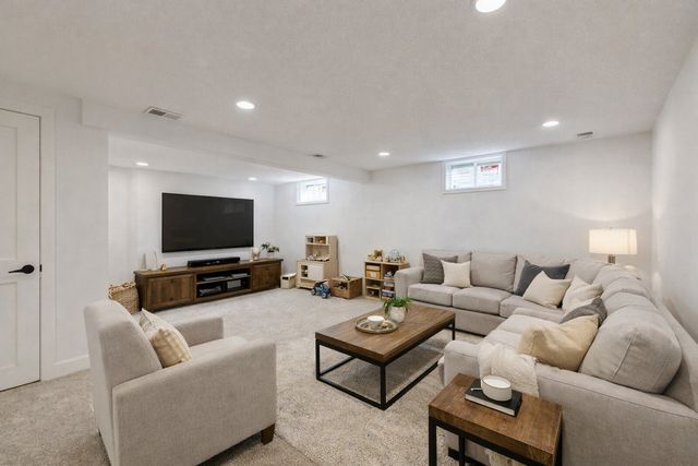 814 JONES Street, Le Claire, IA 52753