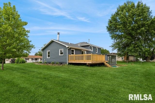 814 JONES Street, Le Claire, IA 52753