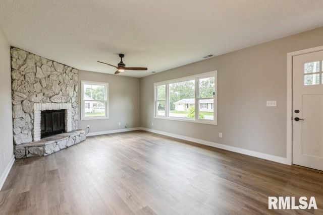 814 JONES Street, Le Claire, IA 52753