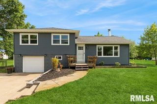 814 JONES Street, Le Claire, IA 52753