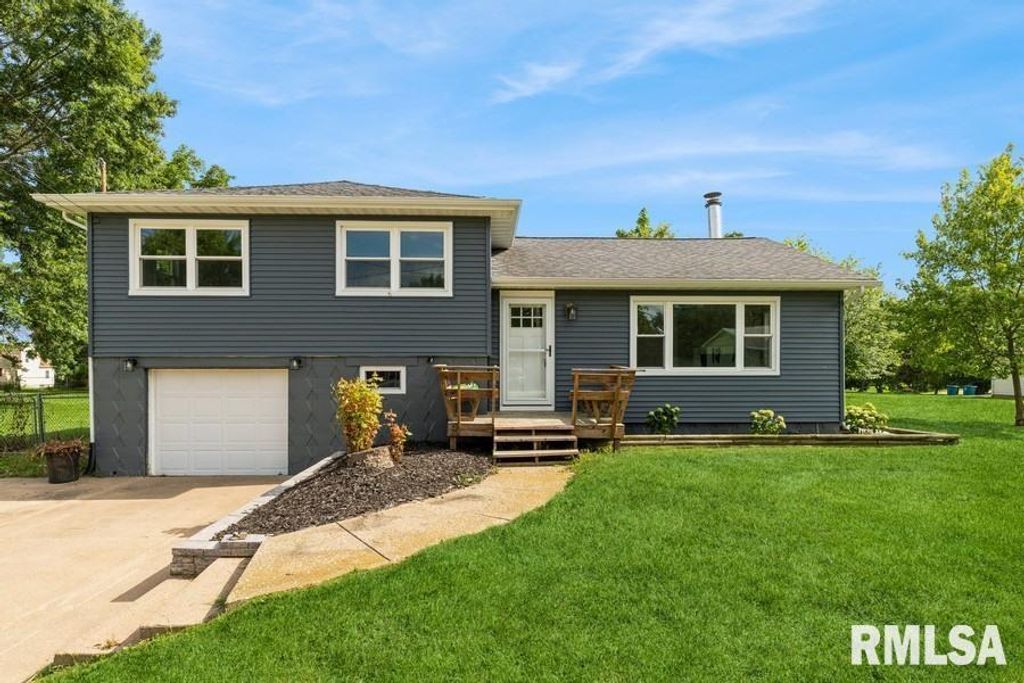 814 JONES Street, Le Claire, IA 52753