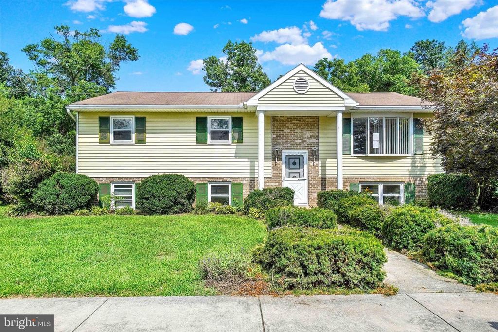 2700 THORNBRIDGE RD E, York, PA 17408