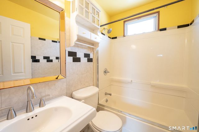 360 Saunders Avenue, Bridgeport, CT 06606