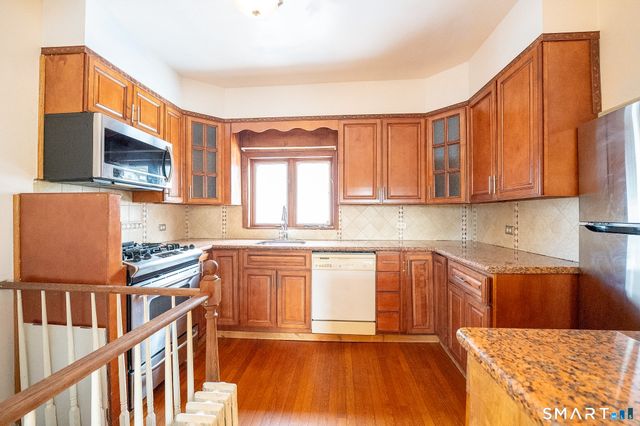 360 Saunders Avenue, Bridgeport, CT 06606