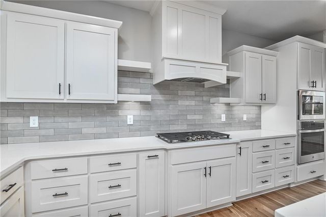 6010 Apache Drive, Shawnee, KS 66226