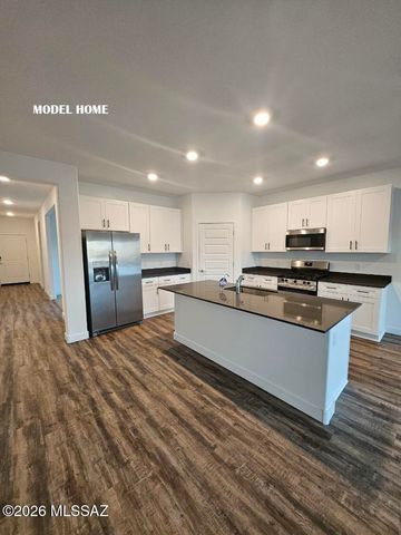 870 N Astronomer Lane, Green Valley, AZ 85614