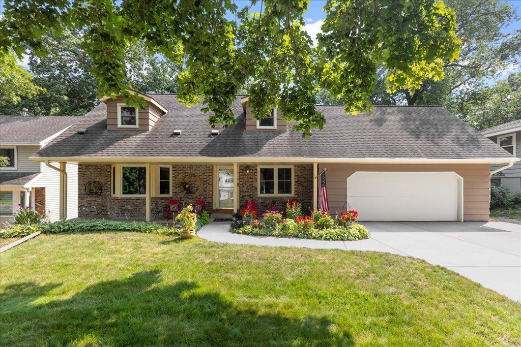 944 11th Avenue SE, Forest Lake, MN 55025 — exterior