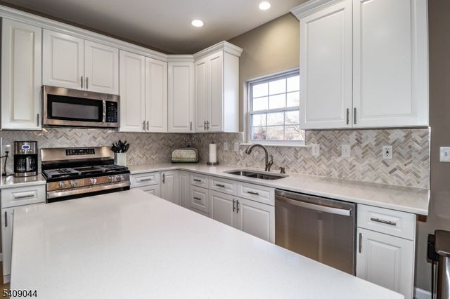 6 Bering Way, Franklin Twp., NJ 08873