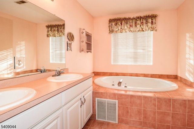 6 Bering Way, Franklin Twp., NJ 08873