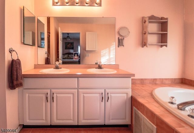 6 Bering Way, Franklin Twp., NJ 08873