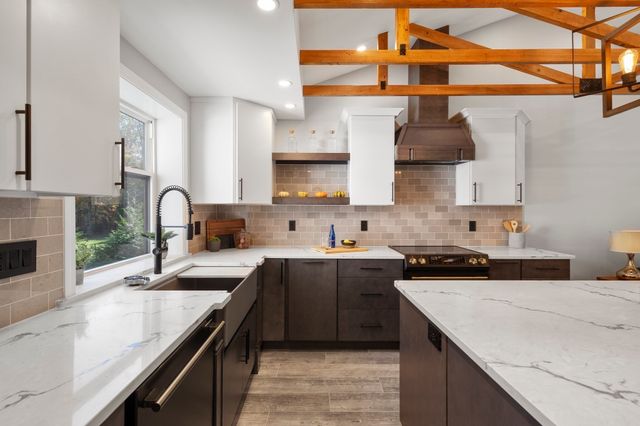 15 Robs Ln, Sharon, MA 02067