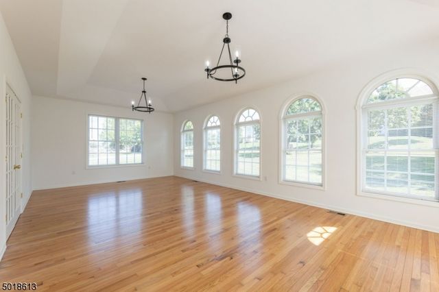 1 Cedar Ct, North Haledon Boro, NJ 07508