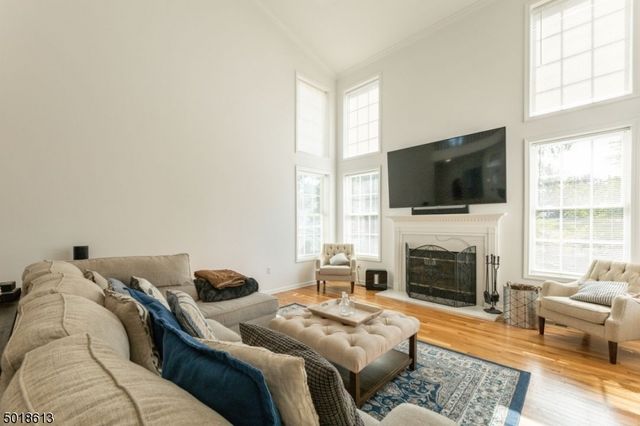 1 Cedar Ct, North Haledon Boro, NJ 07508