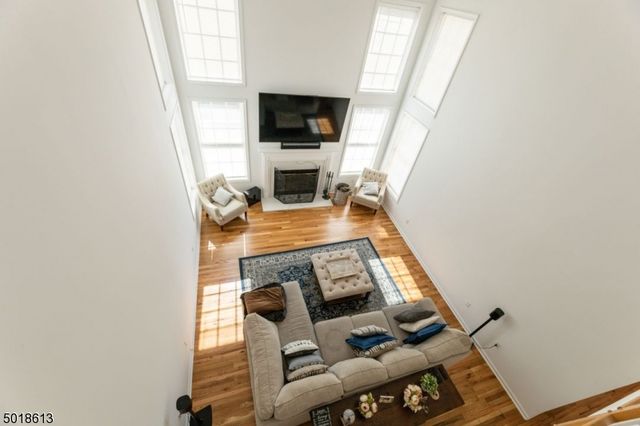 1 Cedar Ct, North Haledon Boro, NJ 07508