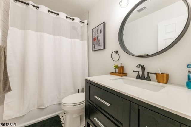 1 Cedar Ct, North Haledon Boro, NJ 07508