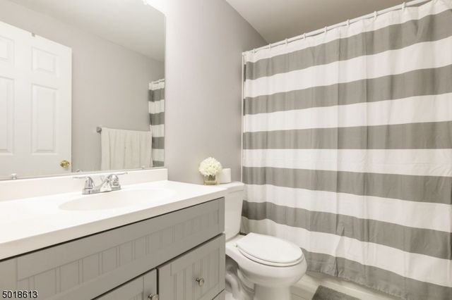 1 Cedar Ct, North Haledon Boro, NJ 07508